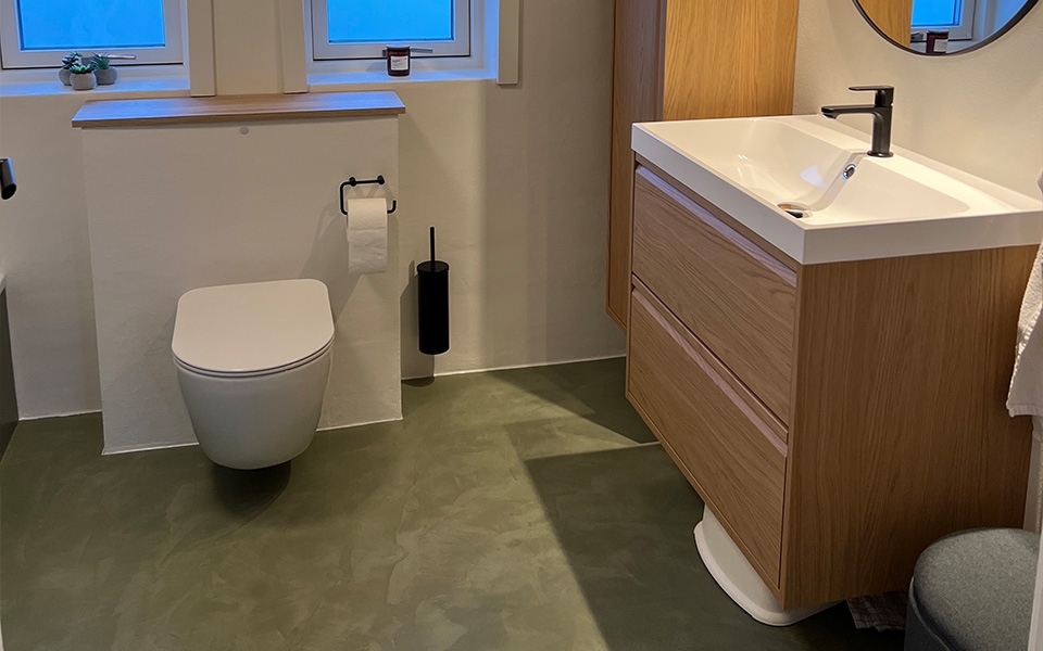 badevaerelse med microcement ovenpaa fliser